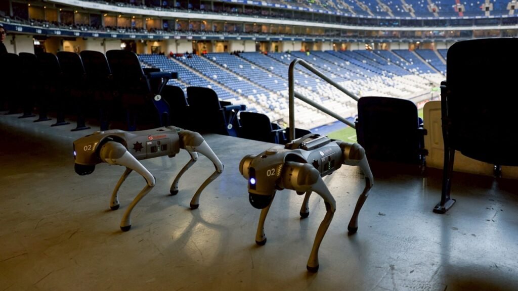 أمن الملاعب في المكسيك وكأس العالم 2026 خلال عرض معدات مضادة للطائرات المسيّرة.