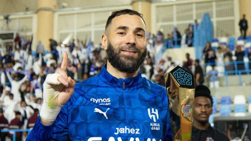 قمة دوري روشن السعودي بين الهلال والاتحاد بحضور بنزيمة