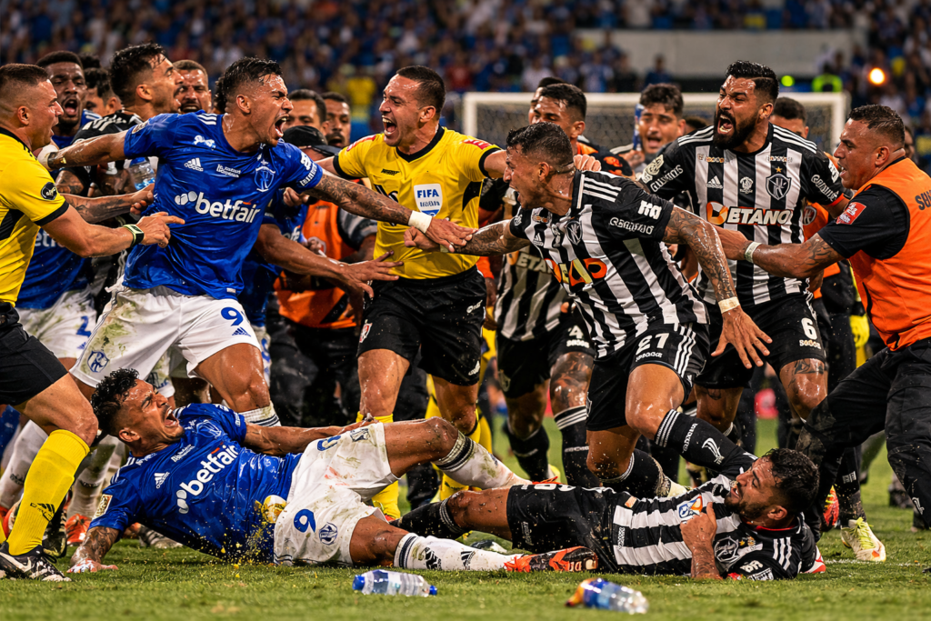 23 بطاقة حمراء في ديربي ميناس: فضيحة مباراة كروزيرو وأتلتيكو مينيرو تهز الكرة البرازيلية