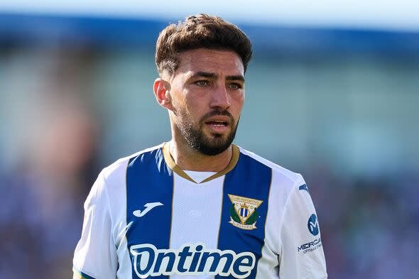 رحلة منير الحدادي من إيران إلى مدريد بعد 16 ساعة سفر بري